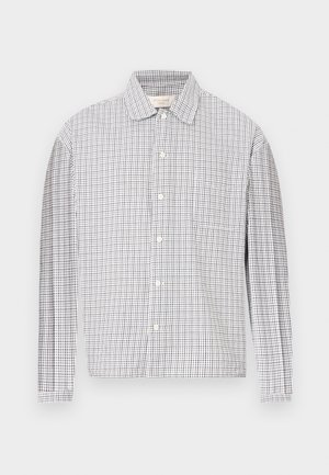 Hemd mit Knopfleiste in einem schwarz-weiß karierten Muster, mit langen Ärmeln, spitzem Kragen und einer einzelnen Brusttasche.