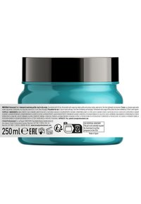 Turkos kruka med ett glansigt svart lock. Innehåller 250 ml av 2-i-1 schampo och mask. Etiketten är detaljerad med ingredienser och bruksanvisning.