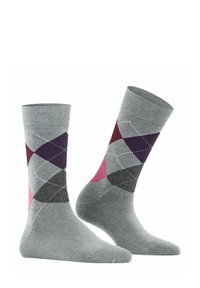 Calzini grigi con un motivo argyle colorato in rosa, viola e grigio scuro, con una parte superiore in maglia grigia chiara e forme a diamante a contrasto.