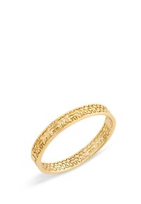 Pulsera de oro con un patrón recortado texturizado, que presenta un borde suave y redondeado, y un diseño de cierre sin costuras.