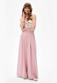 Roze wijde broek met hoge taille en knopen aan de voorkant, gecombineerd met een multikleurige, patroon tanktop. Glad materiaal en ontspannen pasvorm.