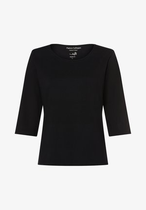 Czarny bawełniany top z okrągłym dekoltem i rękawami o długości trzy czwarte. Posiada regularny krój i gładką teksturę. Brak widocznych wzorów lub elementów metalowych.