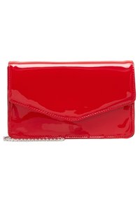 Clutch en forma de sobre de cuero sintético rojo con acabado brillante, cierre de solapa y correa de cadena plateada. Textura suave y acabado brillante.