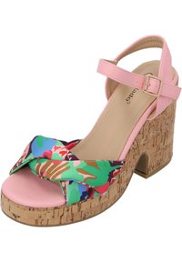 Sandalia plataforma rosa con tacón de corcho, que presenta una tira de tela con un colorido estampado floral que cruza los dedos. Correa ajustable para el tobillo con hebilla.