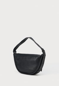 Sac à bandoulière en cuir noir avec une surface texturée, une forme incurvée et une bandoulière réglable. Dispose d'une fermeture éclair et d'un design minimaliste.