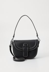 Bolso de hombro de cuero negro con un diseño curvado, cierre de hebilla prominente y detalles de costura blanca. Incluye correa ajustable.