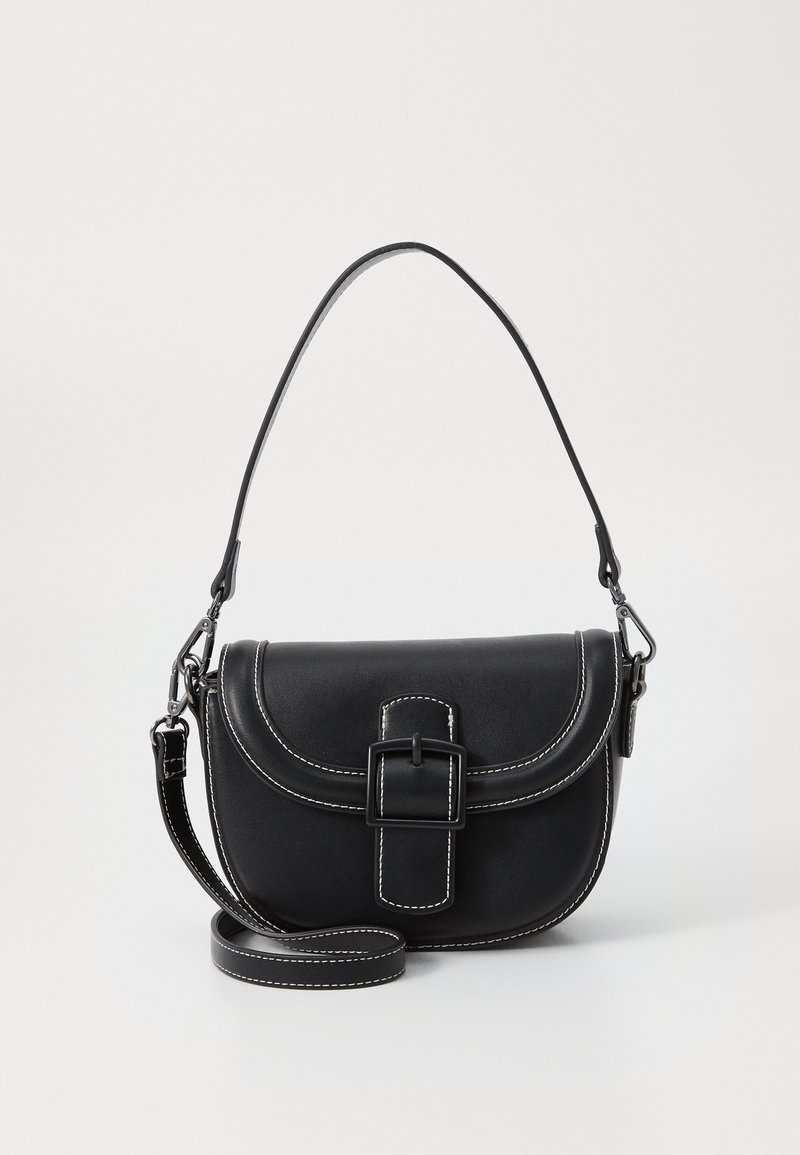 Bolso de hombro de cuero negro con un diseño curvado, cierre de hebilla prominente y detalles de costura blanca. Incluye correa ajustable.