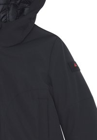 Giacca a cappuccio nera e isolata con una superficie liscia, tasche laterali e un logo ricamato sulla manica. Progettata per condizioni di freddo.