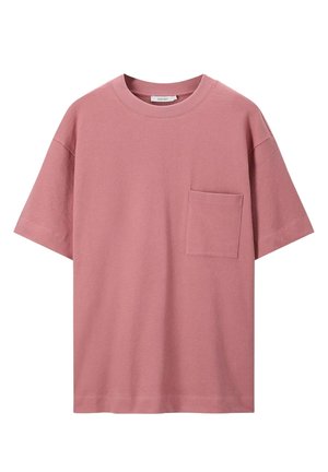Roze katoenen T-shirt met een ronde hals, korte mouwen en een linkse borstzak; heeft een gladde textuur en een relaxte pasvorm.