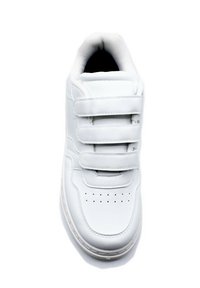 Baskets blanches avec trois straps en Velcro, en cuir lisse, boîte à orteils perforée, col rembourré et semelle en caoutchouc.