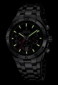 Orologio cronografo in acciaio inossidabile nero con lunetta nera, indicatori luminescenti verdi, accenti rossi e display della data alle 6.