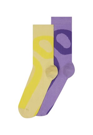 Paire de chaussettes mi-mollet, une jaune avec des motifs abstraits jaune clair, l'autre violette avec des motifs abstraits violet foncé.