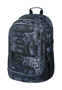 Zaino nero e grigio con un motivo a circuito testurizzato, dotato di un ampio scomparto principale, tasca anteriore con zip e tasca laterale in rete.