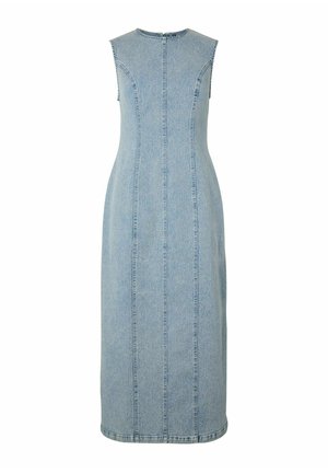 Vestido midi sin mangas de denim azul claro con silueta ajustada y detalles de costuras verticales en la parte delantera y los laterales.