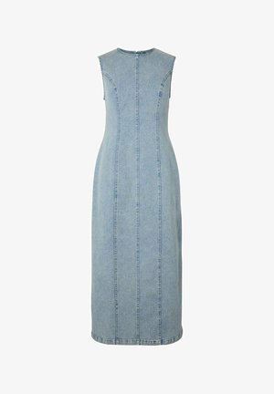 Bezrukávové svetlomodré denim midi šaty s priliehavým strihom a vertikálnymi švami vpredu a po stranách.