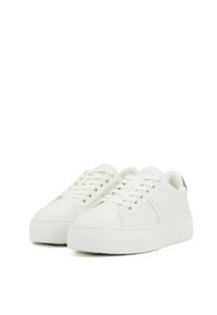 Sneaker bianche in pelle con texture liscia e punta rotonda, caratterizzate da una suola spessa e un accento verde chiaro sul tallone.