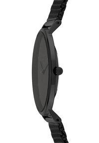 Zwarte analoge polsband met een slanke kast, matte zwarte wijzerplaat en een gestructureerde zwart metalen mesh band. Bevat minimalistische uurmarkeringen en een kroon.