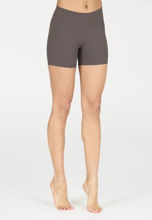 Braune, hochgeschnittene Sportshorts mit einer glatten Textur und einem figurbetonten Design, das bis zur Mitte des Oberschenkels reicht, ideal für aktive Kleidung.