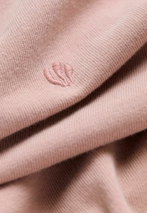 Morbido tessuto a maglia coste in rosa chiaro con un motivo a conchiglia ricamato. La texture è liscia, con una leggera lucentezza e una caduta morbida.