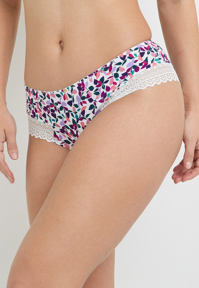 Sous-vêtements à imprimé floral avec un empiècement en dentelle blanche, mettant en avant un mélange de couleurs violettes, roses et vertes sur un fond clair. Tissu doux et ceinture élastique.