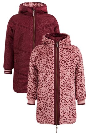 Manteau réversible pour enfants avec tissu matelassé bordeaux d'un côté et polaire à imprimé léopard rose de l'autre, tous deux équipés de fermetures éclair à l'avant.
