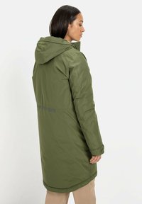Olijfgroene gewatteerde parka met capuchon, voorzien van een voorkant rits, lange mouwen en een trekkoord aan de onderkant. Glad textuur met subtiele accenten.
