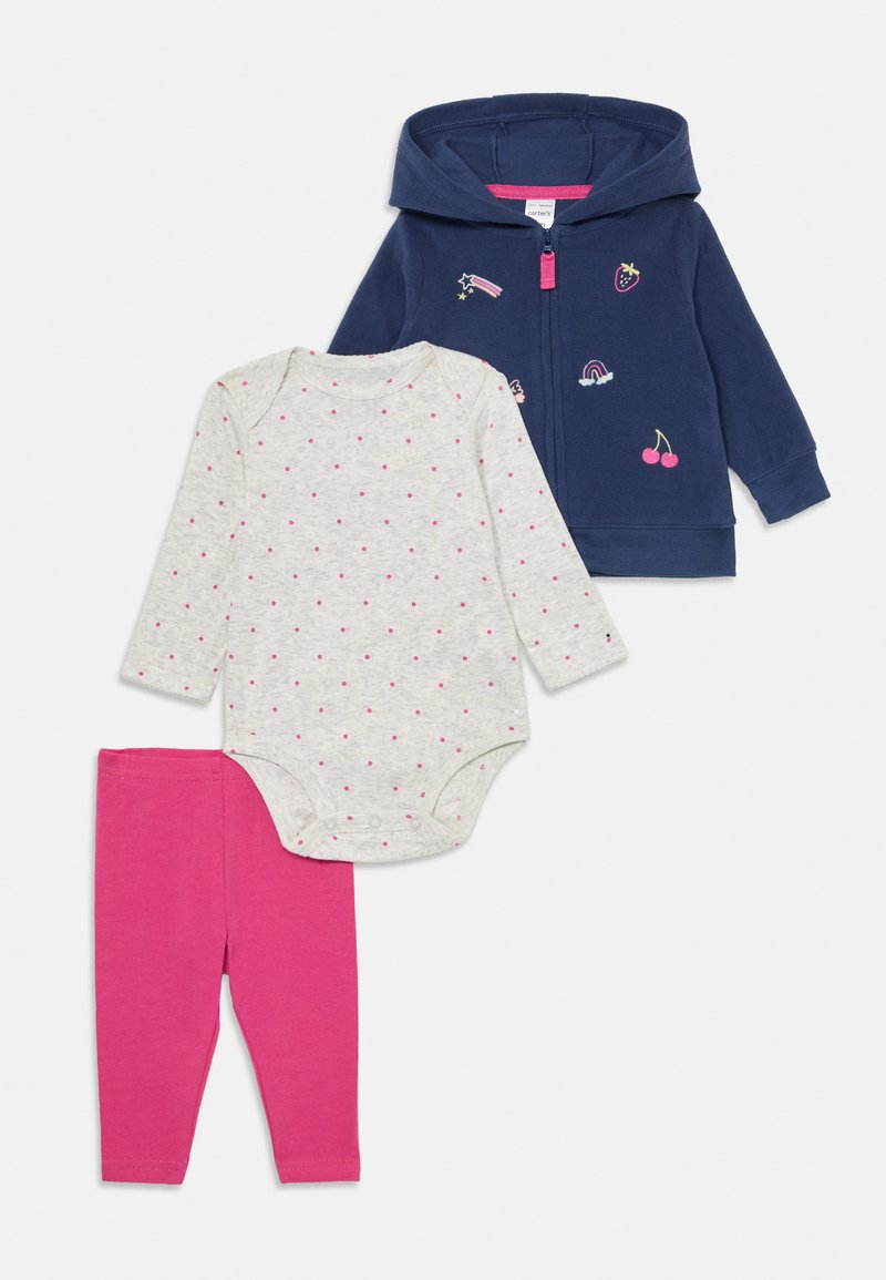 Set di abbigliamento per neonati in tre pezzi, composto da una felpa blu navy con zip, un body grigio a pois e dei leggings rosa, realizzati in morbido cotone.