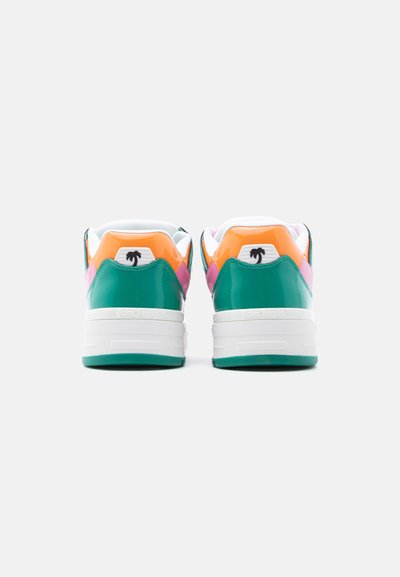 Ζευγάρι χαμηλά αθλητικά παπούτσια με πράσινα, πορτοκαλί και ροζ πάνελ, λευκές μεσαίες σόλες και μαύρο λογότυπο φοίνικα στις πίσω γλωττίδες.