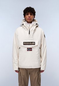 Lichtbeige hooded pullover jack met een ritskraag, voorzak en merkpatch. Heeft een accent van de Noorse vlag en verstelbare trekkoorden.