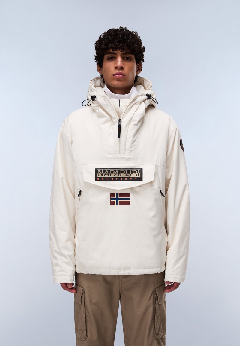 Lichtbeige hooded pullover jack met een ritskraag, voorzak en merkpatch. Heeft een accent van de Noorse vlag en verstelbare trekkoorden.