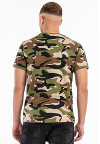 Lonsdale NORMALE PASSFORM GUNNISTA - Trükipildiga T-särk - camo woodland