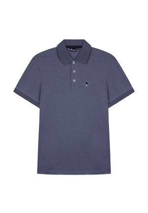Donkerblauwe polo shirt gemaakt van tekstiel, met een kraag, drie knopen en een klein boompje logo op de linker borst.
