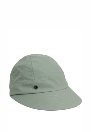 Casquette en tissu doux vert clair avec une petite visière courbe et un petit bouton rond noir sur le côté.