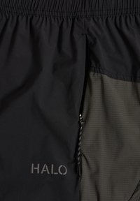 Sorte og mørkegrå stofshorts med elastisk talje og en sidelomme med lynlås, der har en reflekterende "HALO"-logo.