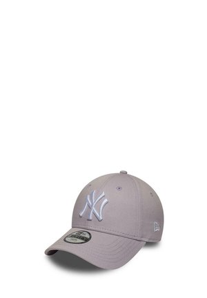 Gorra de béisbol New York Yankees de color púrpura claro con visera curva y logo bordado en el frente y el lateral sobre fondo blanco.