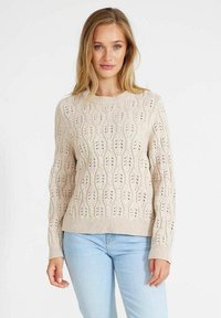 Beige gestrickter Pullover mit einem strukturierten, wellenartigen Muster und kleinen Öffnungen. Hat einen runden Halsausschnitt und lange Ärmel.