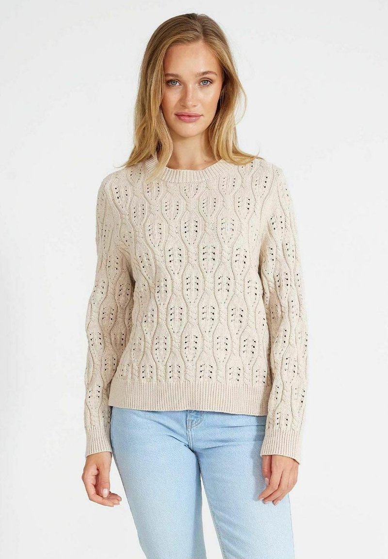 Beige gestrickter Pullover mit einem strukturierten, wellenartigen Muster und kleinen Öffnungen. Hat einen runden Halsausschnitt und lange Ärmel.