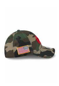 Camouflage-Kappe mit strukturiertem Design, grün-braunem Muster, rotem Logo auf der Vorderseite und einem gelb umrandeten amerikanischen Flaggenpatch an der Seite.