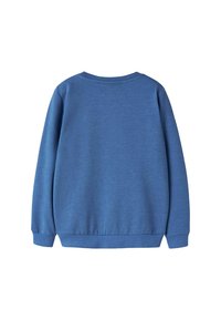 Blauwe trui met een ronde hals en lange mouwen, met geribde boorden en zoom. De stof is zacht, heeft een effen kleur en minimale ontwerpdetails.