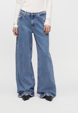 Tommy Jeans, DAISY FADED LOW RISE LOOSE JEANS - Свободни дънки - denim medium