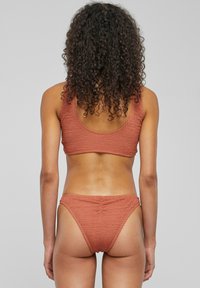 Karl Kani SMALL SIGNATURE CRINKLE HIGH LEG - Spodný diel bikín - rust