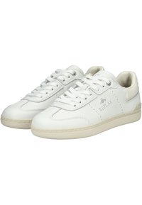 Baskets blanches en cuir avec un design plat, des détails perforés et une semelle crème texturée. Comprend des lacets et un logo subtil sur le côté.