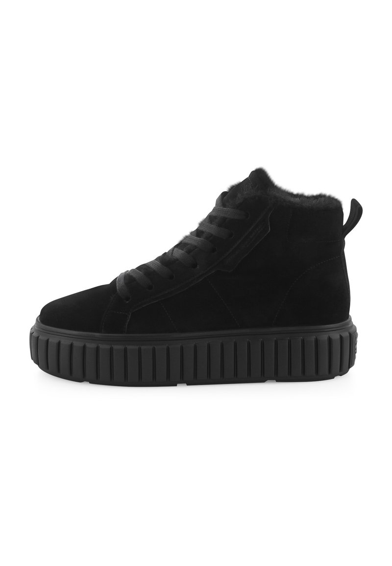 Zwarte hoge sneakers van suede met een gestructureerde platformzool, voorzien van een vetersluiting en een zachte leren kraag.