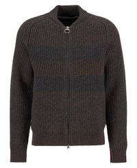 Pull en tricot zippé de couleur marron foncé avec des rayures horizontales grises, texture côtelée, col montant et fermeture éclair. Présente des accents de couleur sur les poignets.