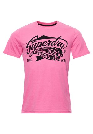 Rosa Baumwoll-T-Shirt mit einem schwarzen Grafikdruck, der ein Totenkopf- und Flügeldesign zeigt. Kurze Ärmel und ein rundes Halsband vervollständigen den Look.