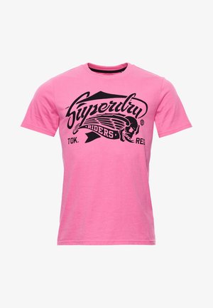 Roze katoenen T-shirt met een zwarte grafische print van een schedel en vleugels. Korte mouwen en een ronde hals maken de look compleet.