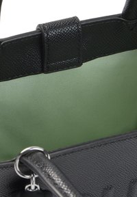 Czarna torebka o fakturze z teksturą z zielonym wnętrzem. Posiada gładki uchwyt i srebrne elementy wykończeniowe, z suwakiem na górze i subtelnym przeszyciem.