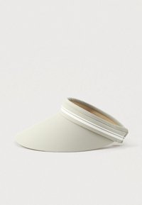 Beige stoff solhatt med to hvite striper på båndet, designet for å skjerme ansiktet samtidig som toppen av hodet er eksponert.