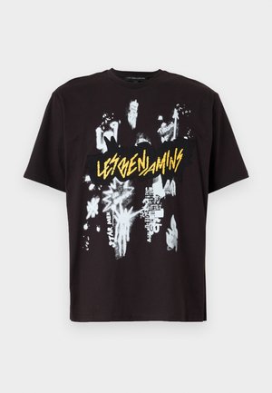 Czarny T-shirt z żółtym napisem "LES BENJAMINS" na białych abstrakcyjnych eksplozjach gwiazd i grafikach w stylu graffiti z przodu.