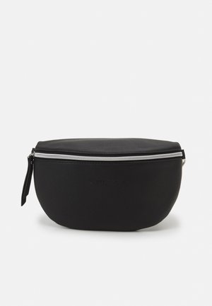 Sac banane en cuir noir avec une fermeture éclair argentée et une languette de tirage, présenté fermé sur un fond blanc.